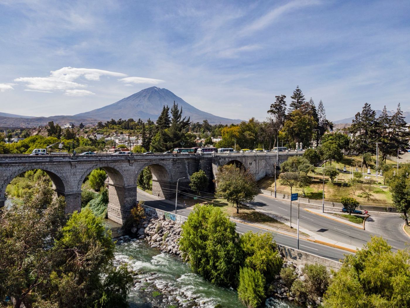 Puente Grau y el volcán Misti — Arequipa, ciudad de sillar