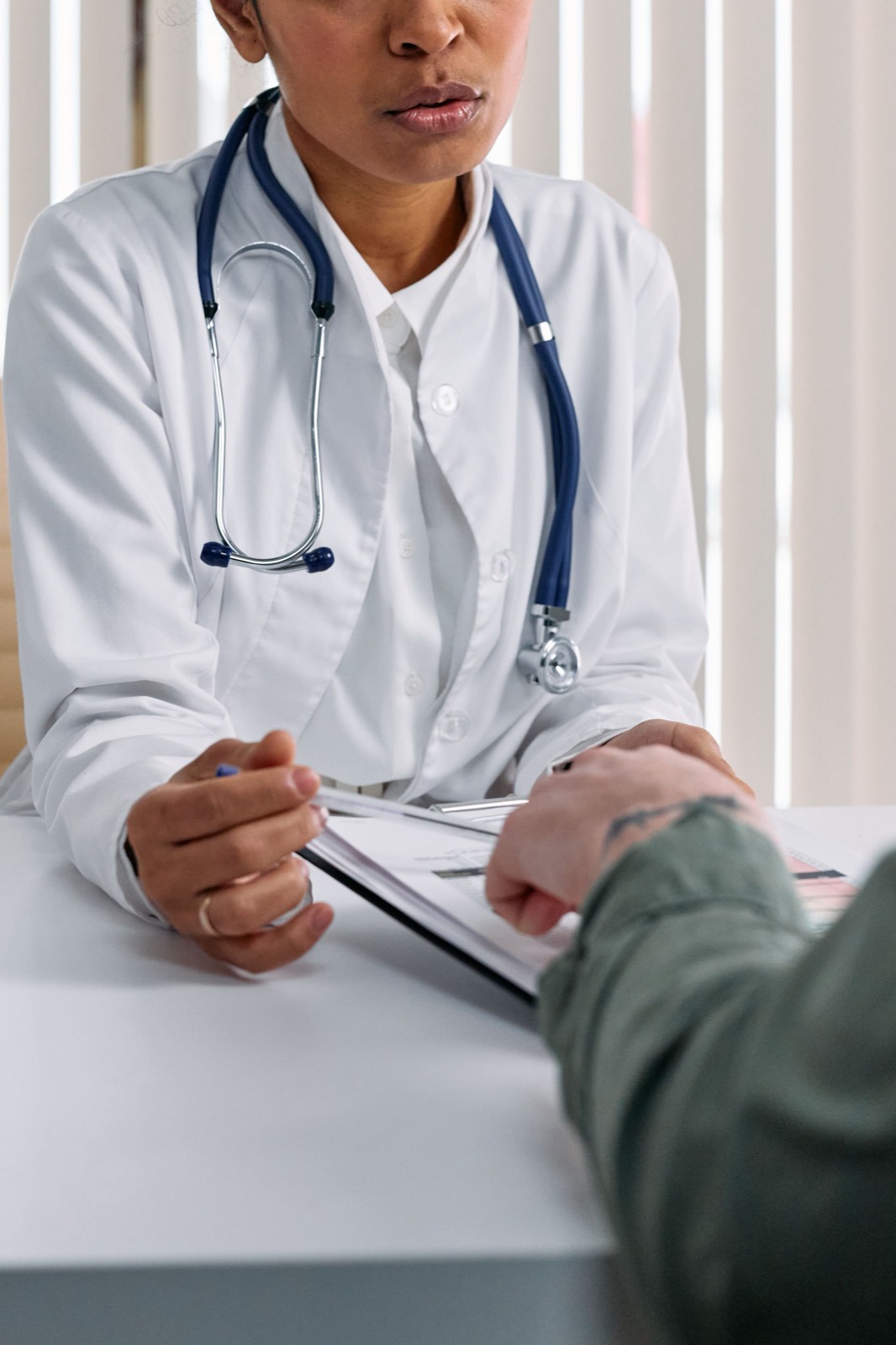 Consulta médica: el médico revisa el caso del paciente